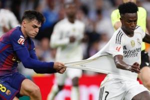 国家德比名场面🖻维尼修斯社媒晒图，佩德里铆足劲儿拉他球衣