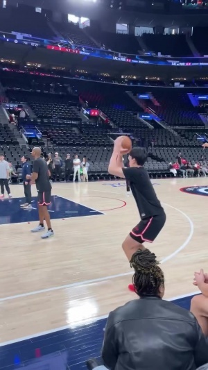 👀今天能进首个三分吗？杨瀚森热身三分训练手感柔和只投丢一个