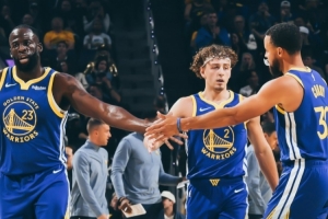 击退灰熊！勇士官方晒赢球海报：库里、追梦和波杰姆斯基登上封面