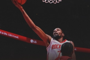 两连胜！火箭官方分享赢球海报 杜兰特轻舒长臂上篮入镜