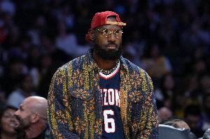 詹姆斯&库里等4冠球员能追上你的7冠吗？霍里：勒布朗最多再打2年