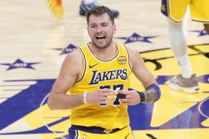 东契奇连续三场砍下40+！解说：看来确实得减肥啊