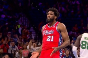 恩比德打进2+1再现大尺度庆祝动作 此前因类似动作已被联盟罚款