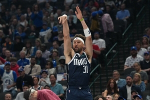 库里：我推荐别人学克莱的投篮 我的投篮不标准但能让我快速出手