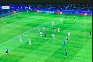 心系球队，养伤的穆西亚拉社媒晒在家中观看拜仁vs巴黎