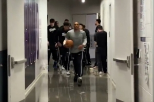 领袖气质尽显无疑！威少赛前领着队友们从球员通道进场