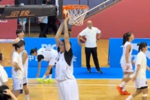 张子宇热身将双手扣在篮板上拉伸😅赛中包夹她的防守人无奈笑了