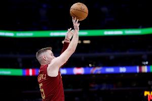 微波炉！梅里尔首节替补登场5分钟三分3中3射落9分 另有1板1助