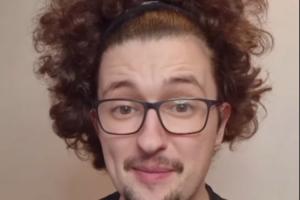 要不就剪了吧？蓄发哥喊话曼联不5连胜不剪发，而今曼联已5轮不败