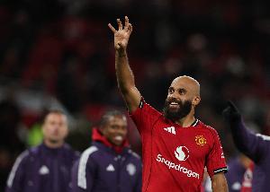 姆伯莫：德里赫特进球前我告诉队友要坚持，足球中什么都可能发生