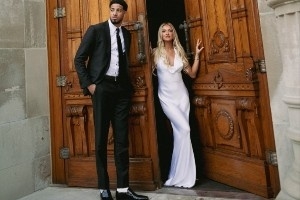 婚礼倒计时？哈利伯顿与女友社媒晒出结婚照 大家纷纷送上祝贺