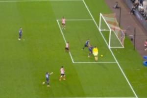 名场面！拉亚扑出布罗比近距离射门后“脱线”，队友提醒下没收球