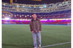 巴萨官方晒梅西参观诺坎普照片：随时欢迎你回家，里奥！💙❤️