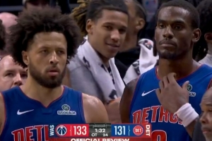 积极过头了！詹金斯中投颠筐 杜伦双手补扣被吹进攻干扰球！