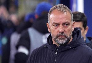 TA：接近教练组的消息人士表示，弗里克无意放弃高位防守