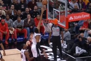 🫨是人吗！布泽利斯非常努力高抛了 文班手肘超篮筐摘走球！