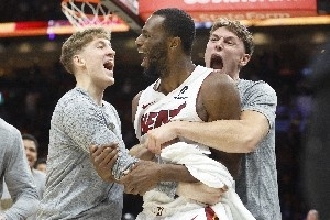 笑容温暖纯真😃维金斯绝杀后被队友围绕庆祝 嘴哥经典咧嘴大笑