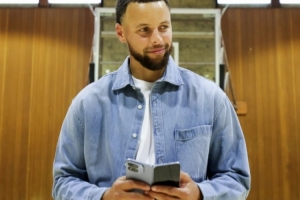 库里晒为谷歌折叠手机拍摄广告花絮 巴特勒造型奇特乱入