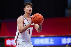 手感突然就用完了！赵睿5中5后7投全丢 全场得到15分3板4助3断！