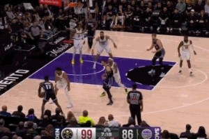 不打就下去！施罗德随意分球失误 布鲁斯·布朗抢断反击轻松上篮