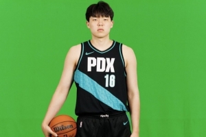 穿城市版球衣定妆照！美网友呼吁：让杨瀚森每场打48分钟吧 拜托