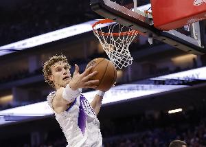 芬兰小帅！马尔卡宁借掩护空切 欧洲步直接双手暴扣！