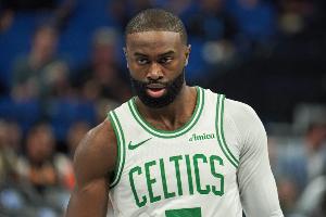 灰熊本节第三次暂停！杰伦·布朗追身三分再中 单节独得12分