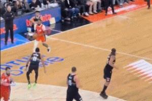 有攻有传！小德里克·琼斯先是突破上篮 再妙传祖巴茨暴扣！