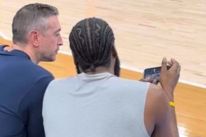 全靠你了登哥！哈登赛前和助教在一起认真研究比赛录像