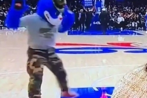 笑死🤣！76人吉祥物看到杰伦·布朗像见了瘟神一样跳离5米远