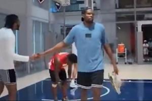 节目效果炸裂🤣杜兰特嫌Speed打球太菜 比赛中直接脱鞋跑路