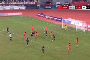 没有点球！韩国U22球员禁区内倒地，主裁果断判罚没有犯规