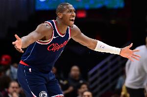 外线没谱！克里斯-邓恩8中2拿到9分5助 三分6中1