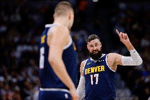 瓦兰：约基奇场上场下都以身作则 他总是参与所有团队活动