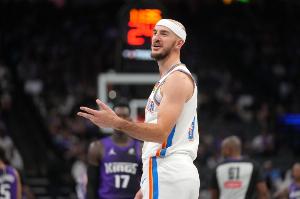 上半场仅出战1分42秒！雷霆官方：卡鲁索因右手酸痛退出今日比赛