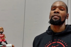 早点进场哦😃KD展示个人摇头娃娃：今天前3000名入场球迷将获赠