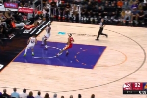 但愿无碍啊！里萨谢抢断反击暴扣没抓稳重摔砸地