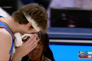 看着挺疼！卡尔森补篮被米西犯规 血洒赛场