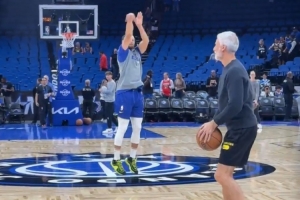 上一场得到9分躺赢一把&今天能反弹吗？库里赛前Logo三分两连中