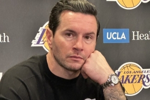 雷迪克：詹姆斯一直在吸引包夹吸引防守球员 很开心大家都回来了