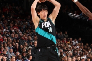 杨毅：杨瀚森相比之前能上场时瘦了 身体状态应该保持得不错