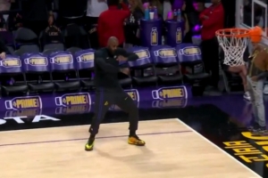 🤣詹姆斯赛前天勾命中 原地扭动跳起摇手舞