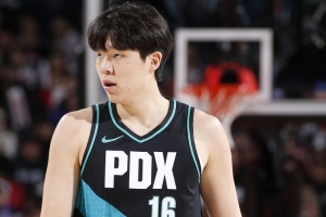 拓记：客场之旅杨瀚森可能继续留队 回到主场预计还是回发展联盟