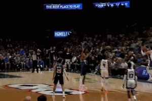 就差一点点！拉文后场超远折叠压哨三分打板命中 可惜先超时