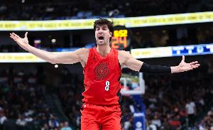 要花！阿夫迪亚失误被对手反击打成 开拓者落后公牛19分之多