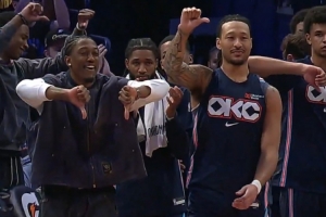 这氛围！卡鲁索快攻不扣篮 雷霆替补席集体弱爆了👎招呼