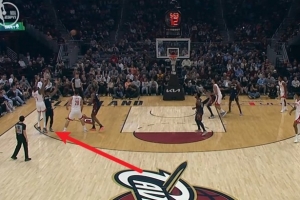 危险动作！杜兰特投三分造成亨特一级恶意犯规 火箭拿到3罚+球权