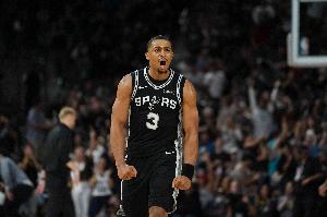 攻防碾压！马刺次节46-26净胜老鹰20分 半场打完领先14分