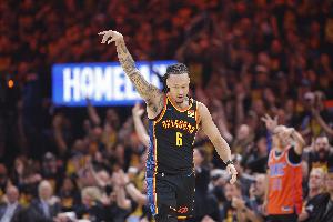 神来之笔！杰林威底角三分弹到篮板上沿仍命中