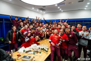 三连冠达成！上海海港新闻官晒更衣室夺冠合影